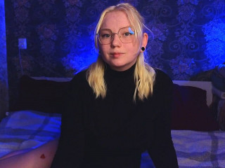 Alter: 23 / Jungfrau - Alter: 164 / normal - Geschlecht: weiblich - Ausrichtung: bisexuell - Haare: blond / lang - Piercing: keins - bewebmaster-Alter: B - Hautfarbe: weiss - Augen: grau - Rasur: vollrasiert